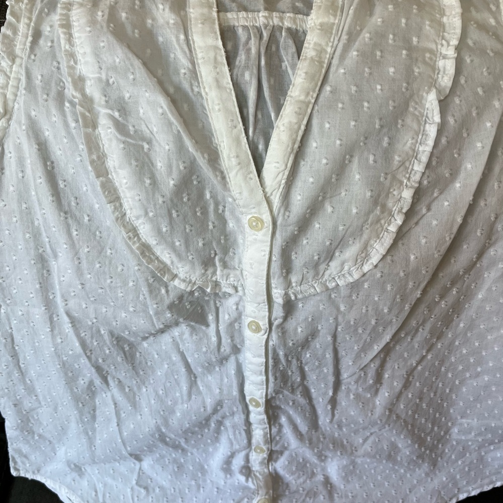 Old Navy medium white sleeveless blouse. New with tags